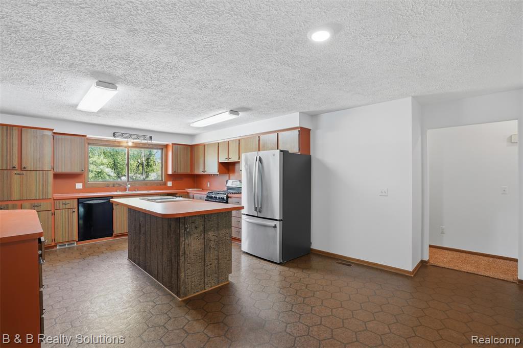 780 North Van Dyke Road, Unit APARTMENT #1 Almont, MI 48003 - Photo 12 of 28