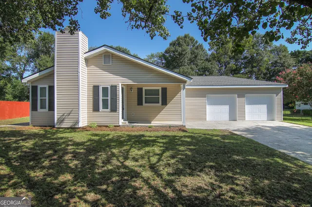 a view of a house with a yard