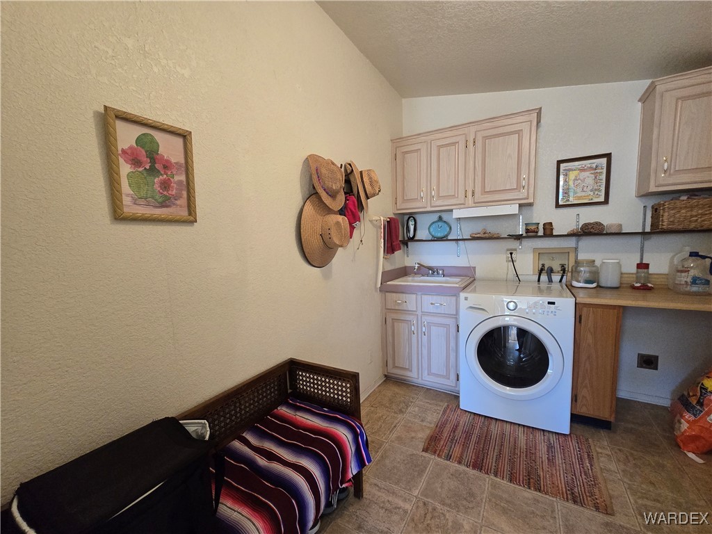 1630 Ganado Road Golden Valley, AZ 86413 - Photo 37 of 97 Laundry