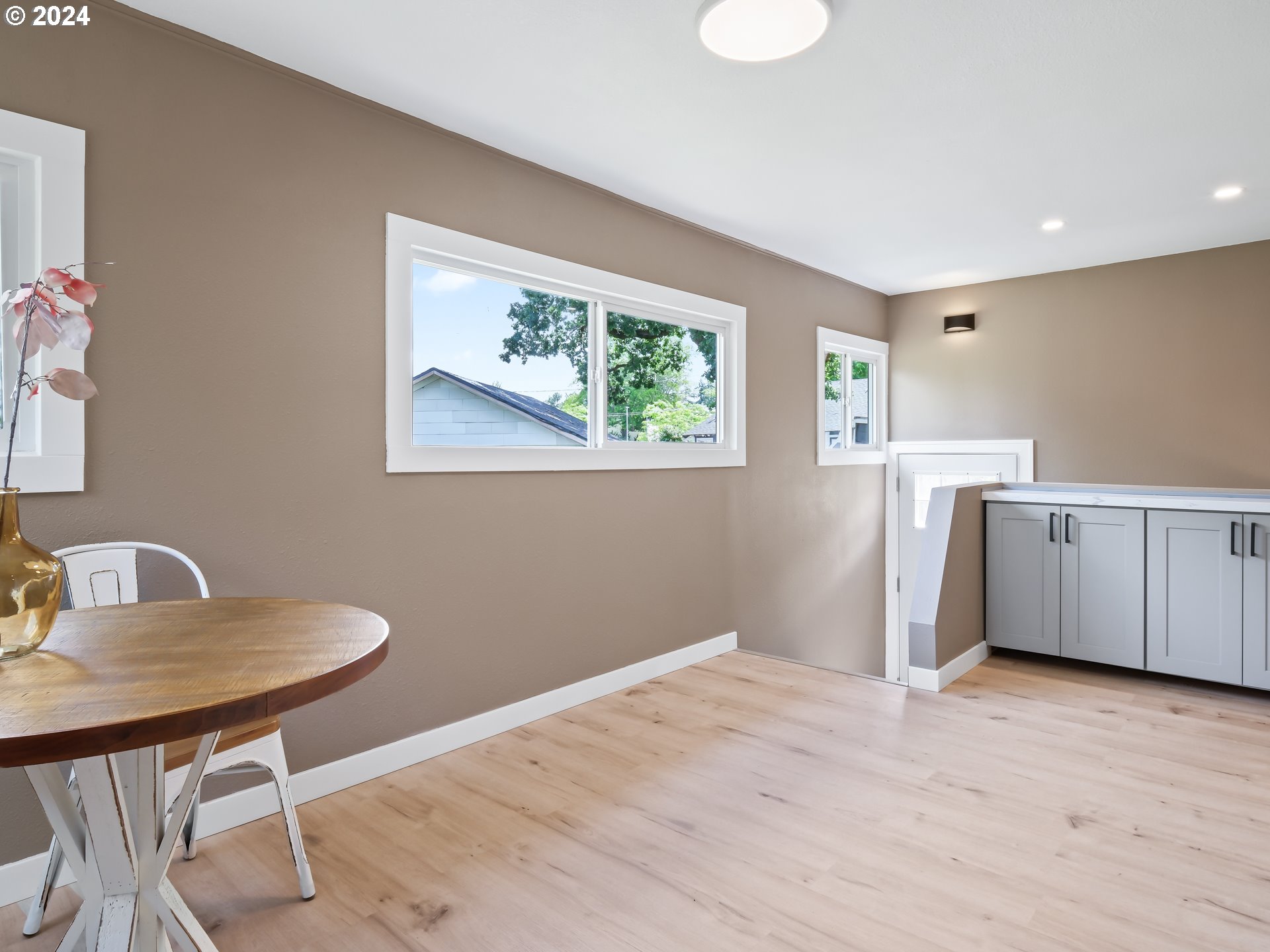 1903 14th Street Oregon City, OR 97045 - Photo 15 of 34 a workspace with furniture and window