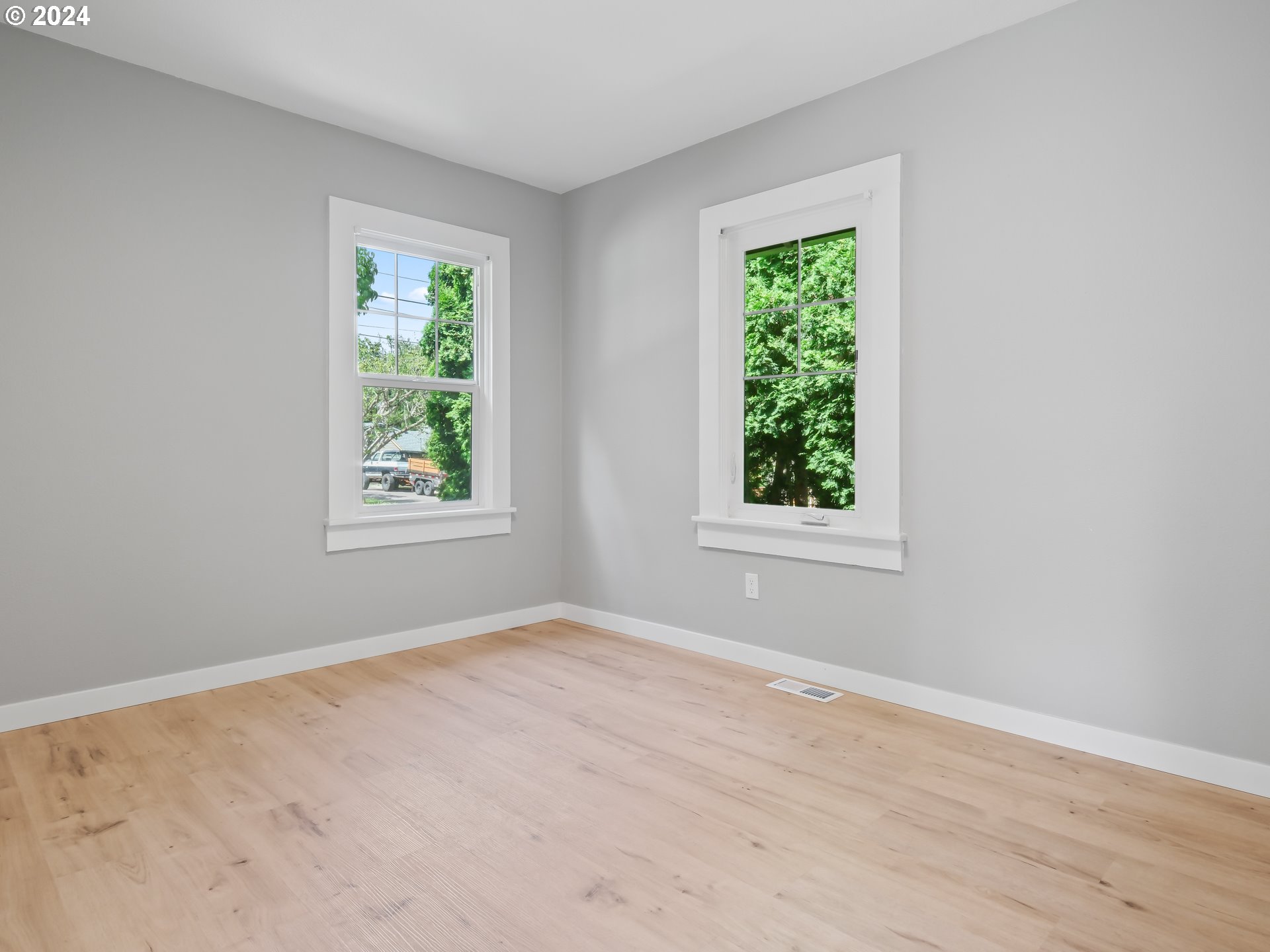1903 14th Street Oregon City, OR 97045 - Photo 19 of 34 an empty room with a window