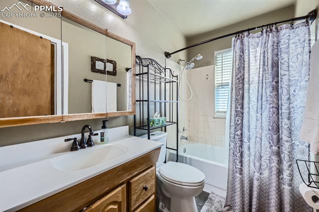 6720 Chippewa Road Colorado Springs, CO 80915 - Photo 6 of 11 Full bath with vanity, toilet, and shower / bath combo