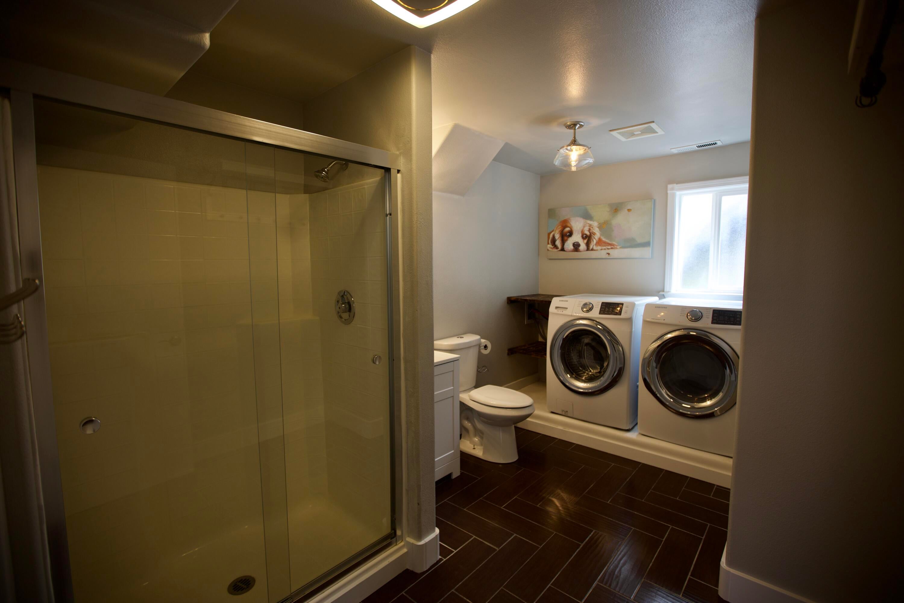 3608 Southwest Volcano Court Redmond, OR 97756 - Photo 27 of 47 full bath downstairs with laundry.