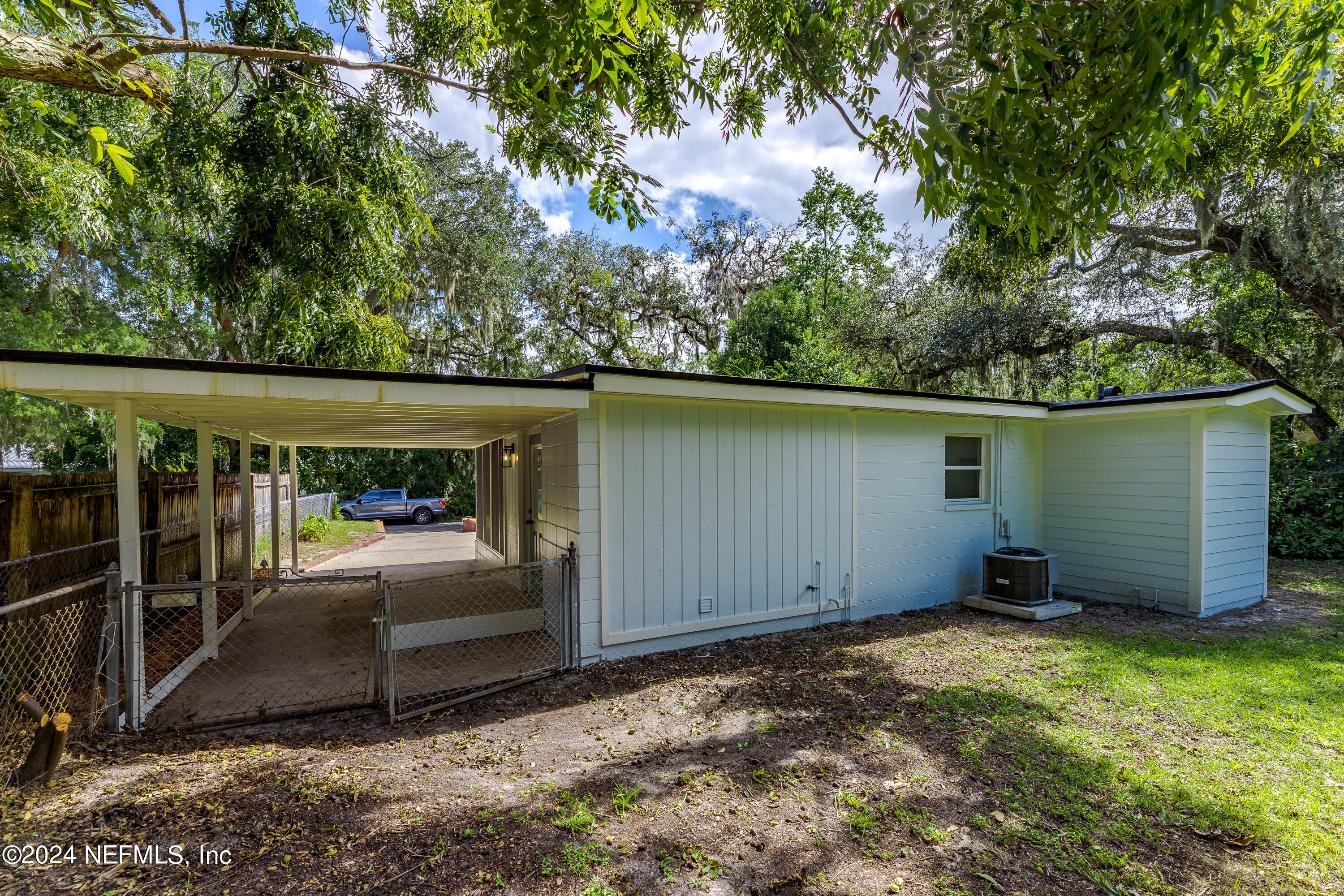 90 Spring Street St. Augustine, FL 32084 - Photo 20 of 24 a view of backyard and tub