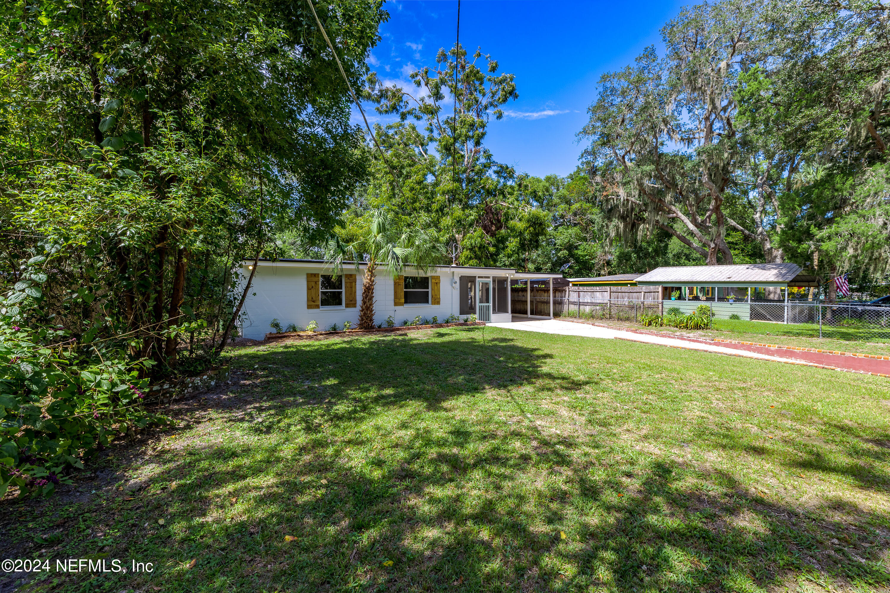90 Spring Street St. Augustine, FL 32084 - Photo 4 of 24 a front view of a house with garden
