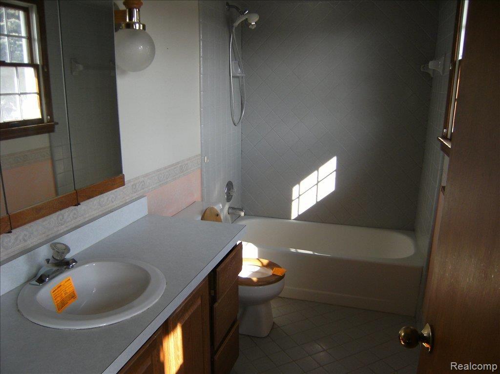 405 S Ridge South Lyon, MI 48178 - Photo 3 of 11 Bath