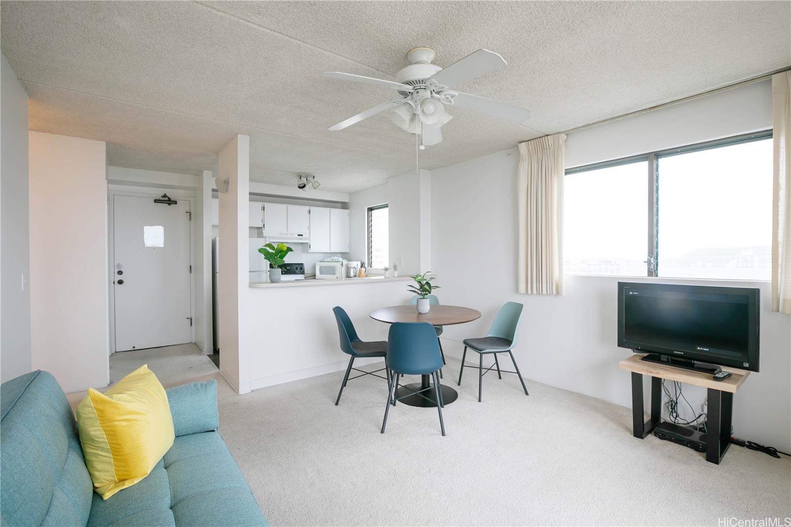 2240 Kūhiō Avenue, Unit 2608 Honolulu, HI 96815 - Photo 6 of 25 a view of a livingroom with furniture and a flat screen tv