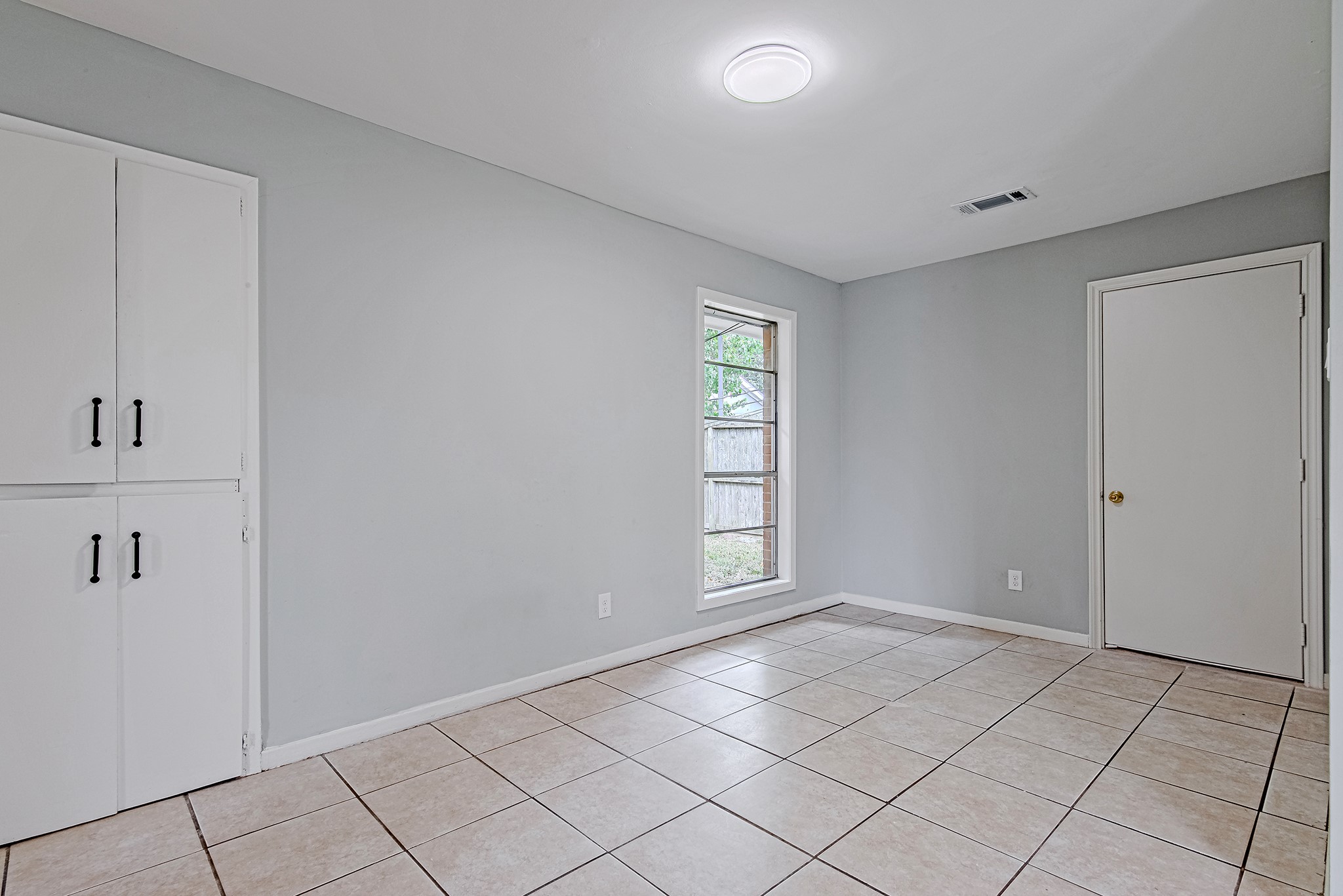 3518 Mattye Maye Drive Pasadena, TX 77503 - Photo 10 of 21 a view of an empty room and window