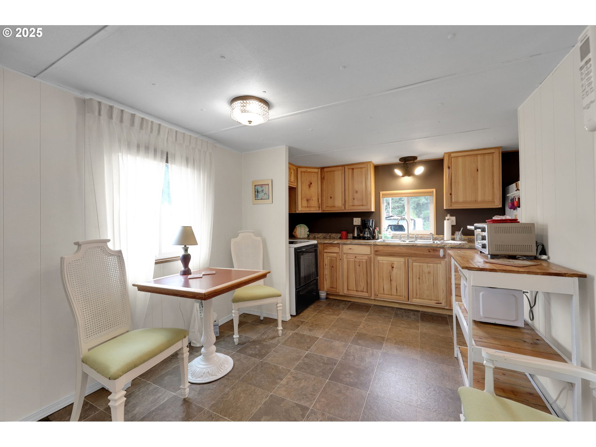 3950 Coburg Road, Unit 27 Eugene, OR 97408 - Photo 9 of 43 Kitchen/Dining Room