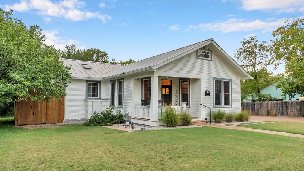 309 Fulton Street Fredericksburg, TX 78624 - Photo 2 of 30