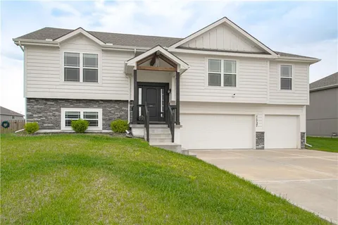 $410,000 | 11727 North Laurel Avenue, Kansas City, MO 64157