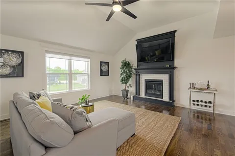 $410,000 | 11727 North Laurel Avenue, Kansas City, MO 64157