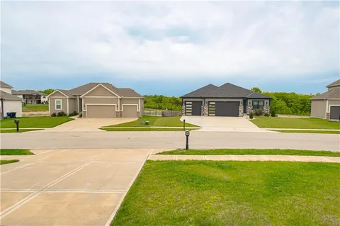 $410,000 | 11727 North Laurel Avenue, Kansas City, MO 64157