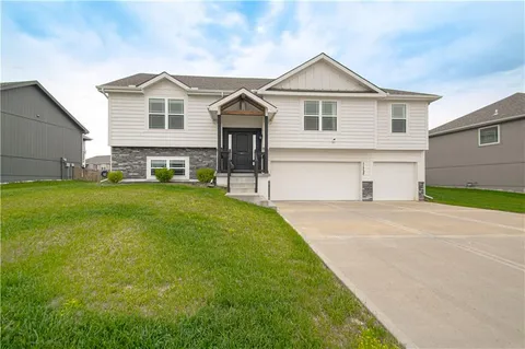 $410,000 | 11727 North Laurel Avenue, Kansas City, MO 64157