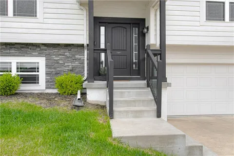 $410,000 | 11727 North Laurel Avenue, Kansas City, MO 64157