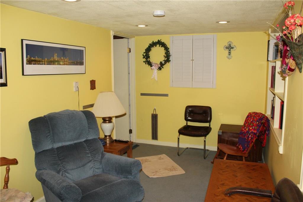 560 Old Farm Road Pittsburgh, PA 15234 - Photo 16 of 25