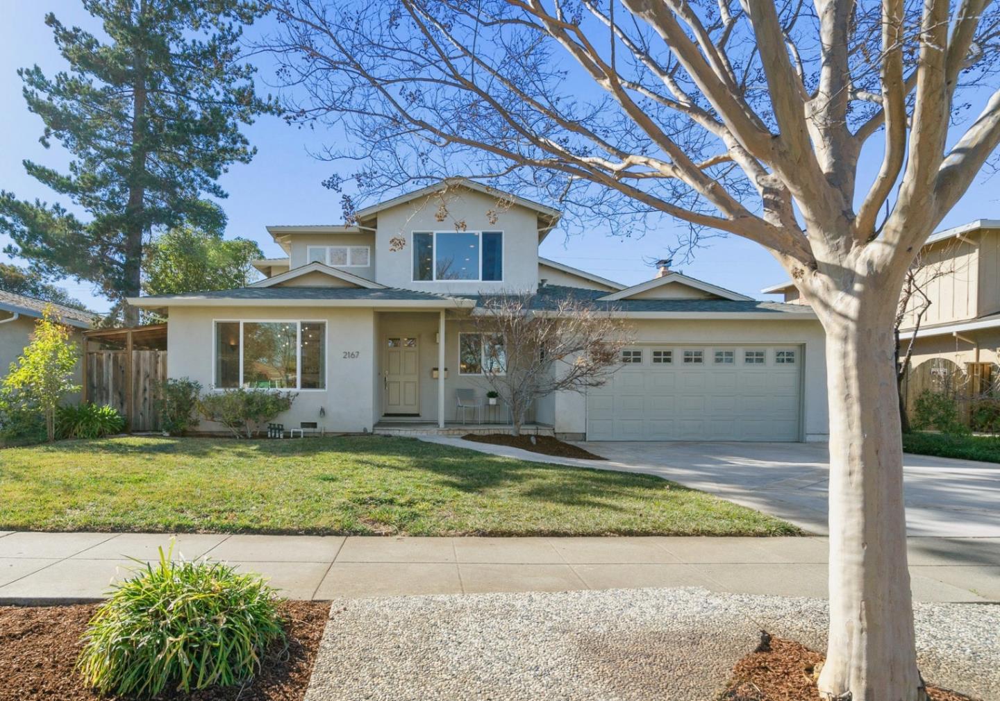 a view of a house with a yard