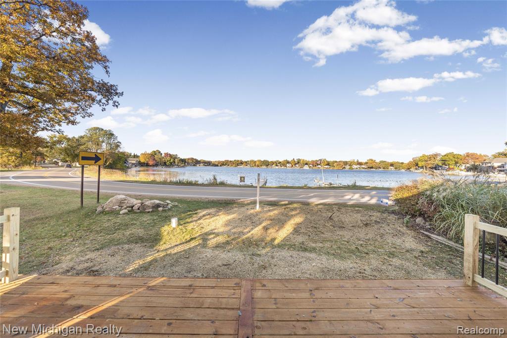 8665 Cooley Lake Road Commerce Township, MI 48382 - Photo 9 of 52