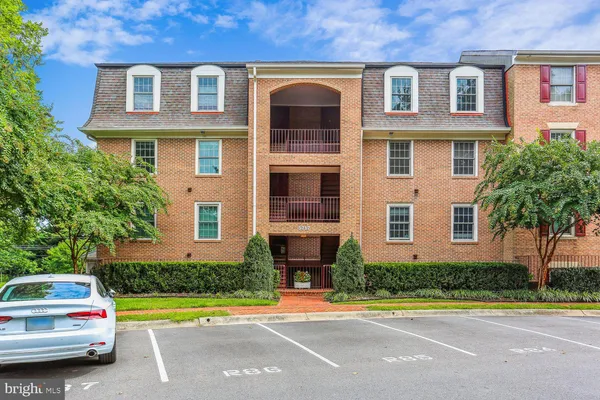 $2,800 | 5717 Brewer House Circle, Unit 102, Rockville, MD 20852