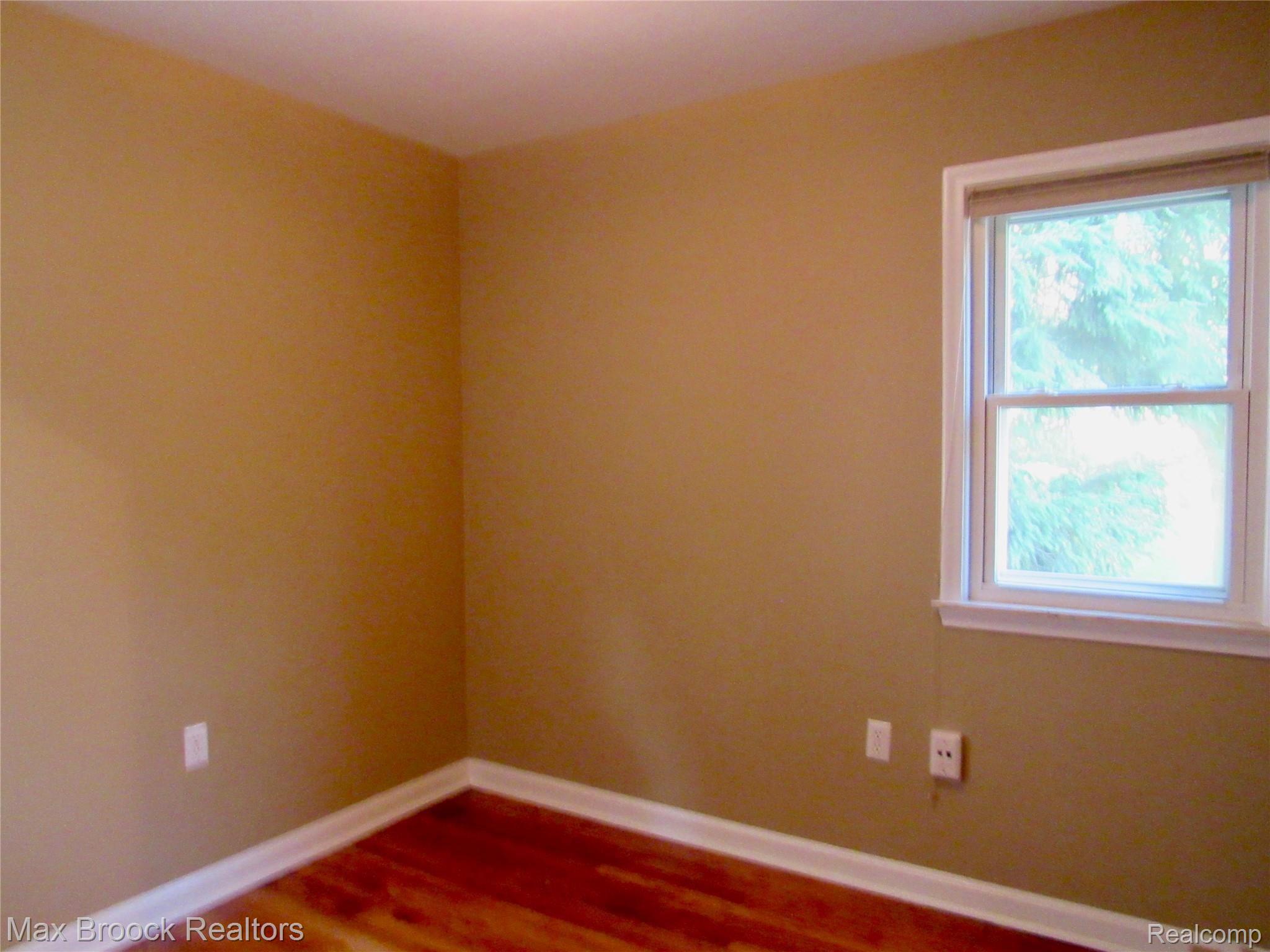 371 South Avery Road Waterford, MI 48328 - Photo 13 of 22 IMG_4757.jpeg