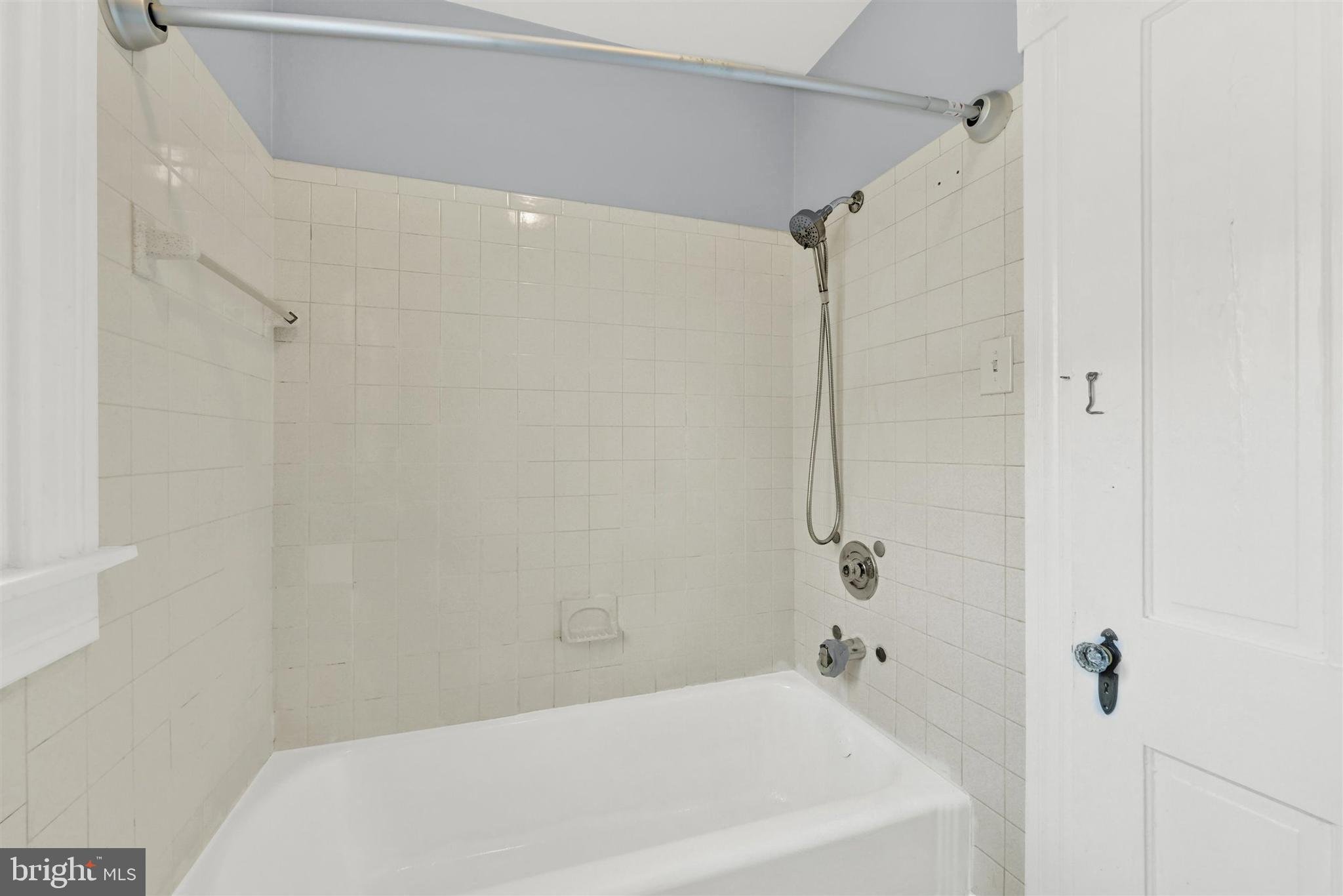125 West Main Street Westminster, MD 21157 - Photo 22 of 31 a bathroom with a white bath tub