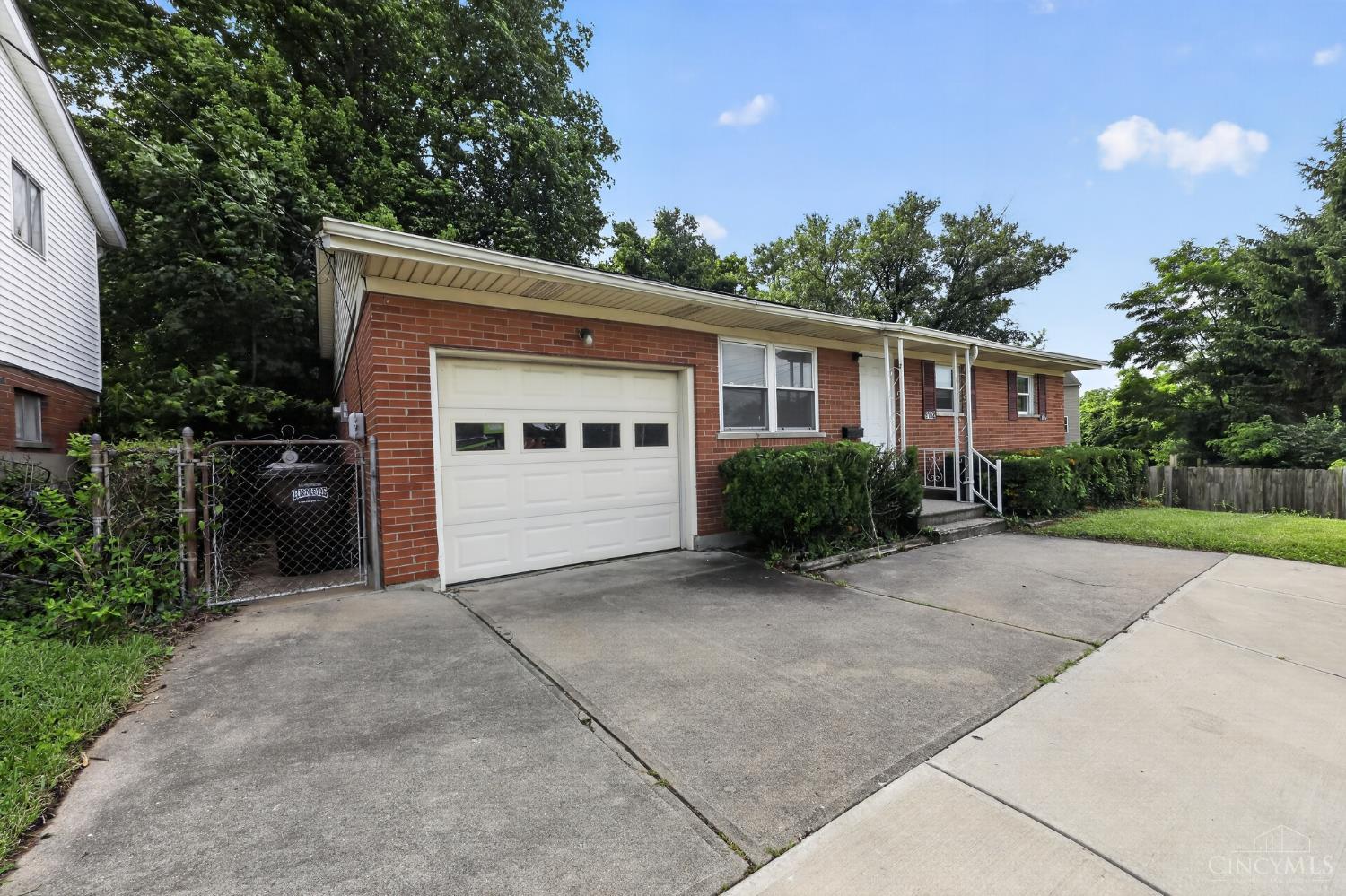 9192 Pippin Road Cincinnati, OH 45231 - Photo 2 of 30