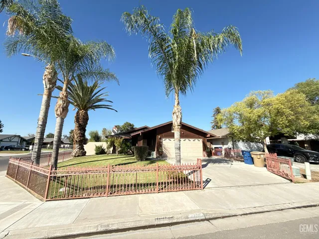 a view of a houses with palm trees