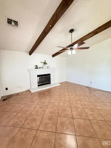 a view of a livingroom with furniture and a ceiling fan