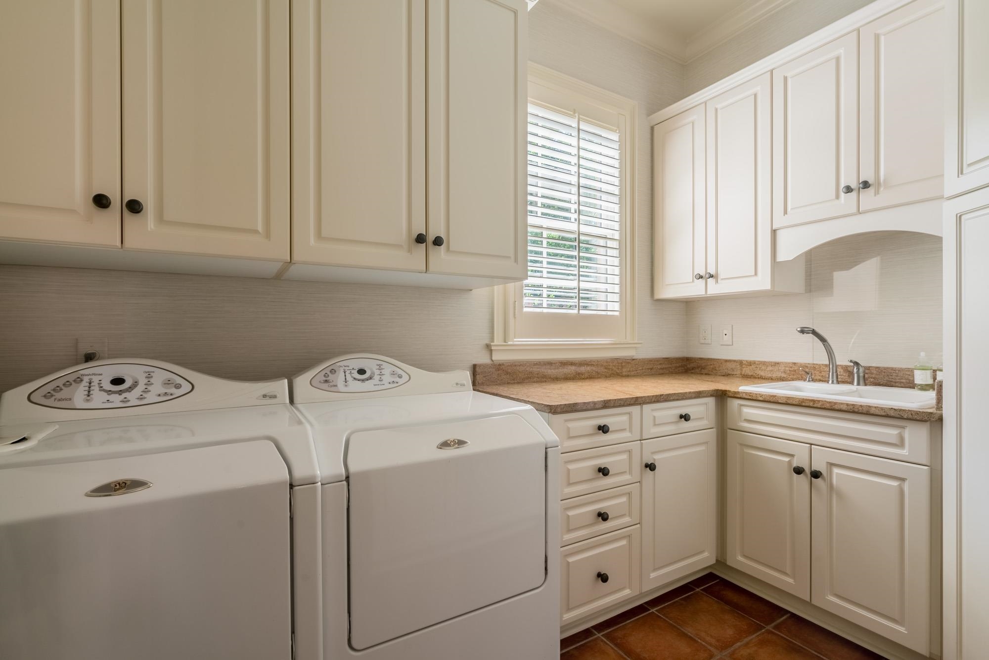 2951 Iroquois Road Memphis, TN 38111 - Photo 20 of 24 a utility room with dryer and washer