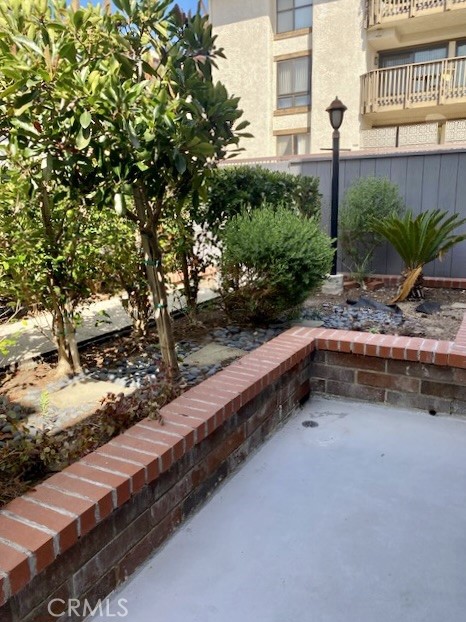 8105 Redlands Street, Unit 107 Playa del Rey, CA 90293 - Photo 35 of 43 a view of a backyard with plants and a bench