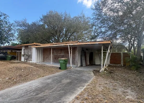 a view of a house with backyard