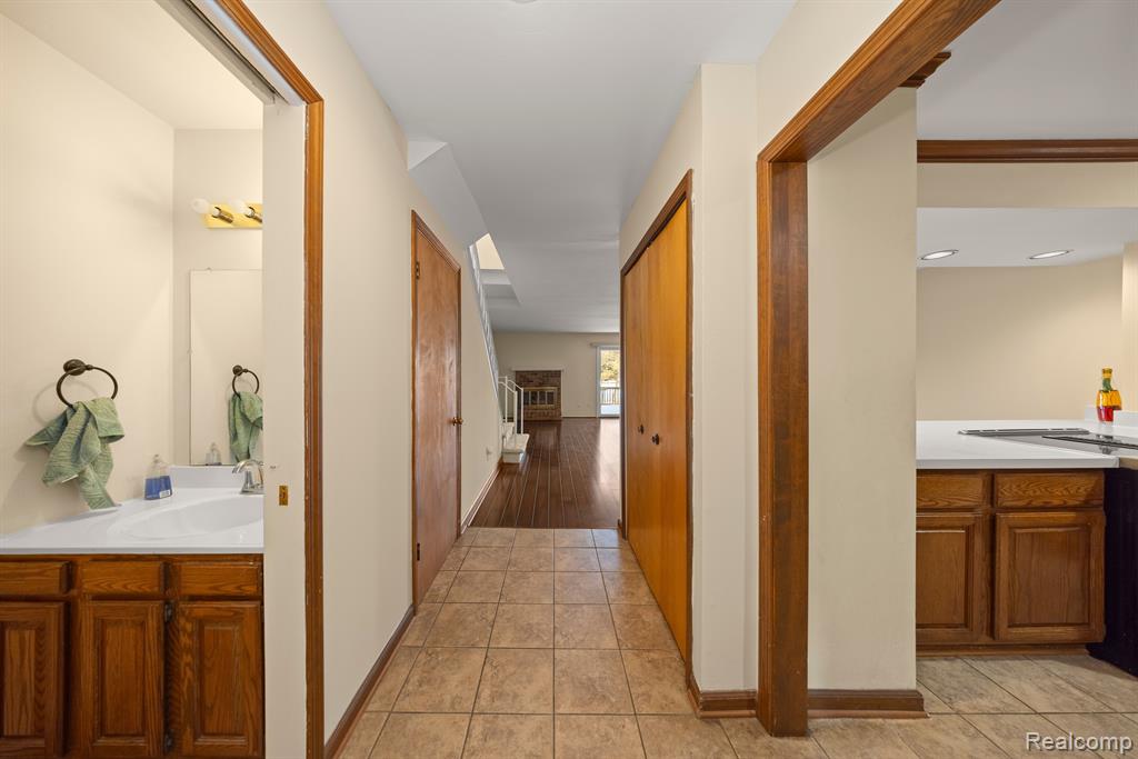 694 Tennyson Rochester Hills, MI 48307 - Photo 5 of 28