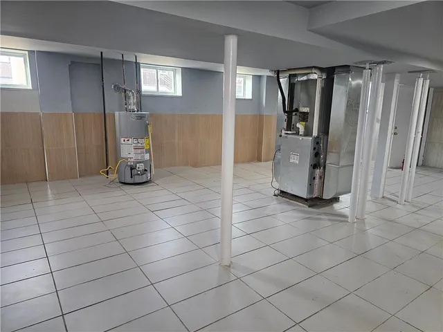 a view of a livingroom with closet