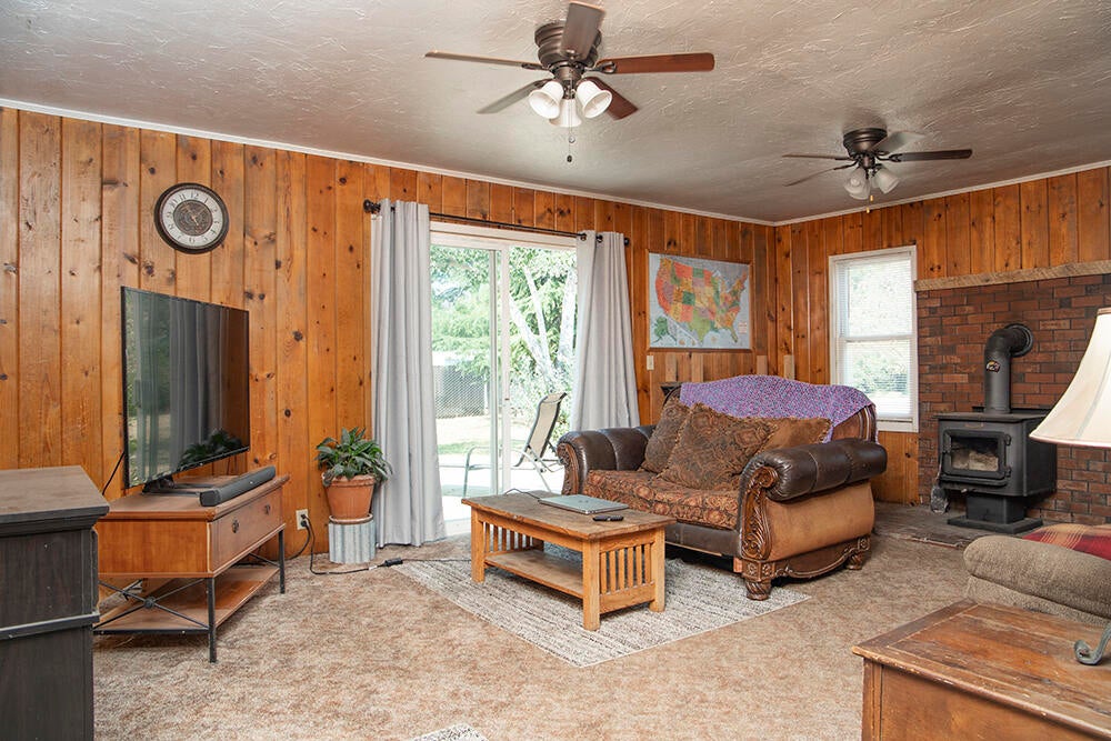 2776 Merlin Road Grants Pass, OR 97526 - Photo 9 of 26 8