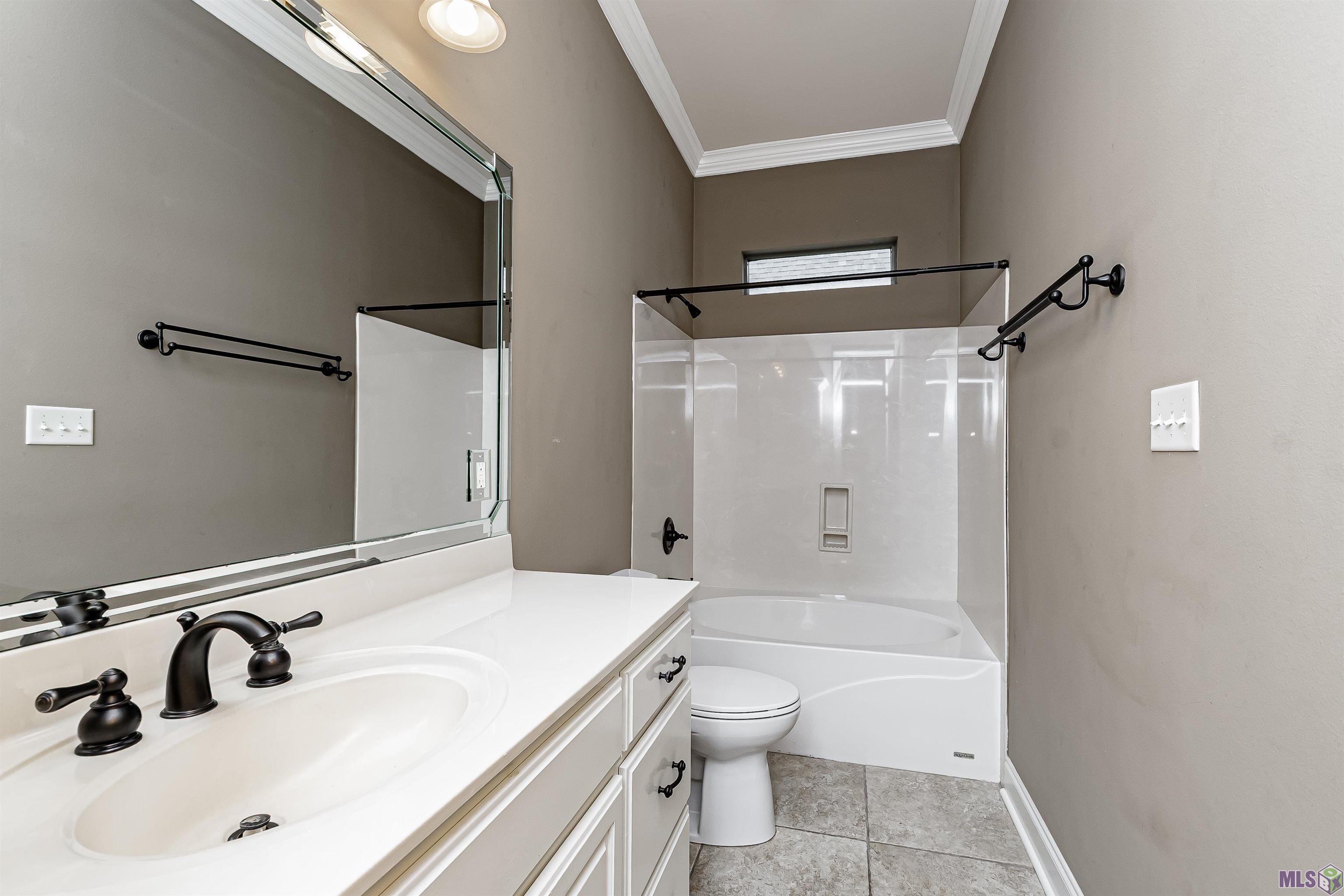 8601 Foxfield Drive Baton Rouge, LA 70809 - Photo 11 of 20 Bath Room