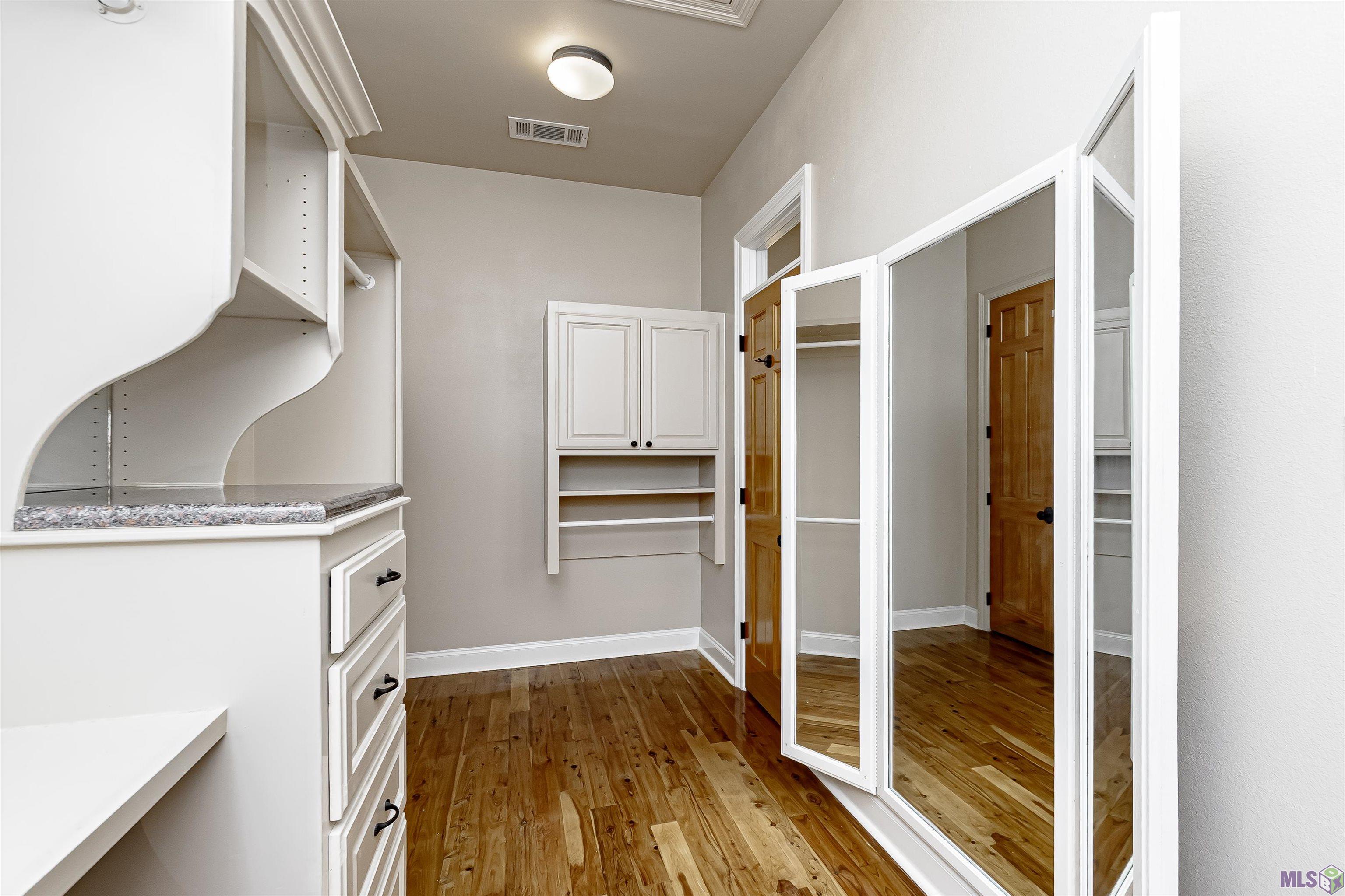 8601 Foxfield Drive Baton Rouge, LA 70809 - Photo 17 of 20 Primary Closet