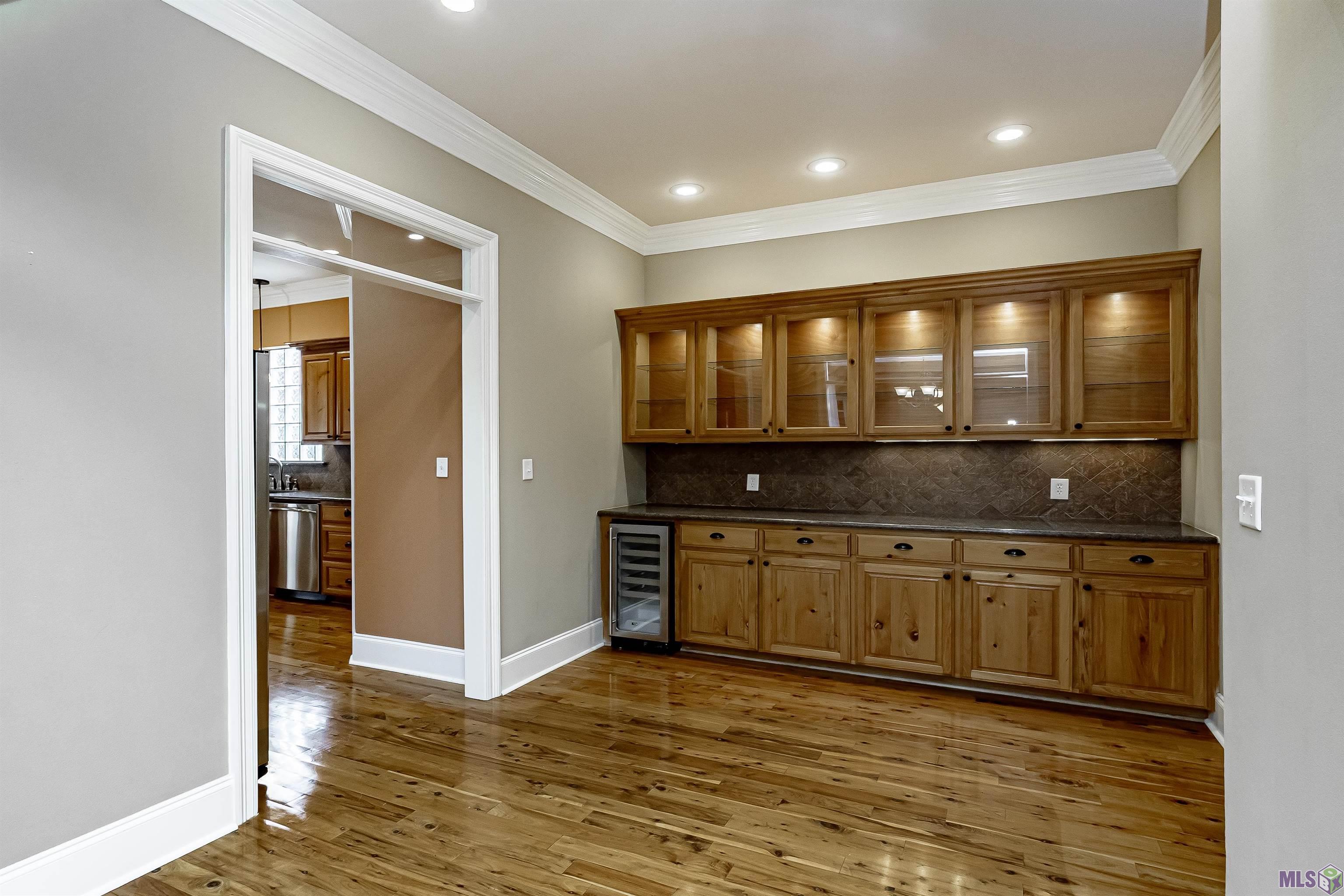 8601 Foxfield Drive Baton Rouge, LA 70809 - Photo 7 of 20 Wet Bar