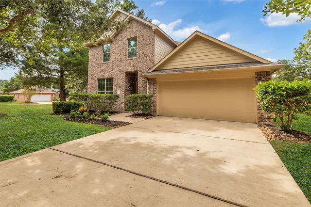 a view of backyard of the house