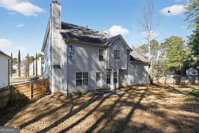 a view of a house with a yard