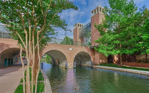 $925,000 | 46 North Copperknoll Circle, The Woodlands, TX 77381