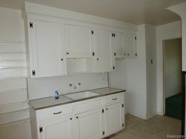 18635 Moross Road Detroit, MI 48224 - Photo 11 of 16 261-896039 Kitchen (3).JPG