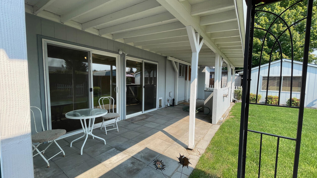 555 Freeman Road, Unit 60 Central Point, OR 97502 - Photo 22 of 24 back yard porch