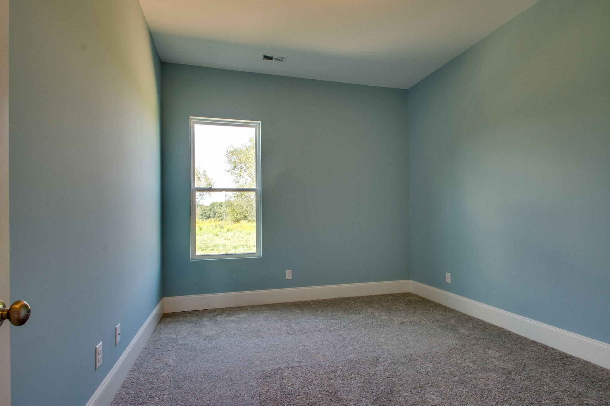 946 Hunters Lane Springfield, TN 37172 - Photo 14 of 24 an empty room with a window