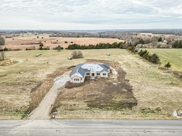 $899,950 | 17965 235th Street, Tonganoxie, KS 66086