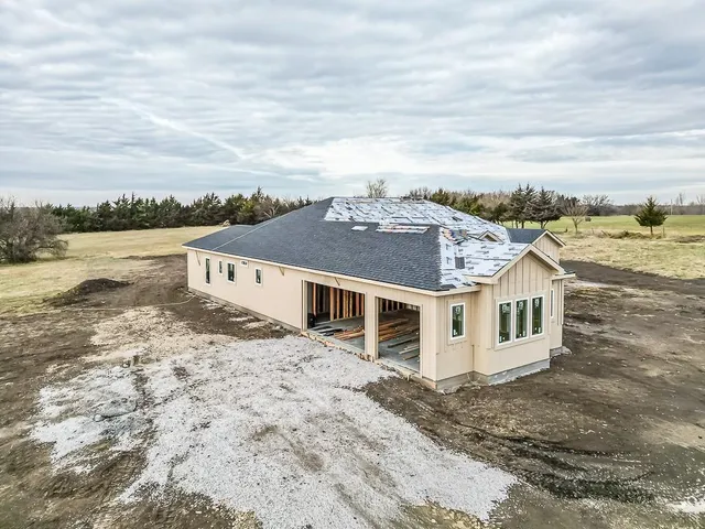 $899,950 | 17965 235th Street, Tonganoxie, KS 66086