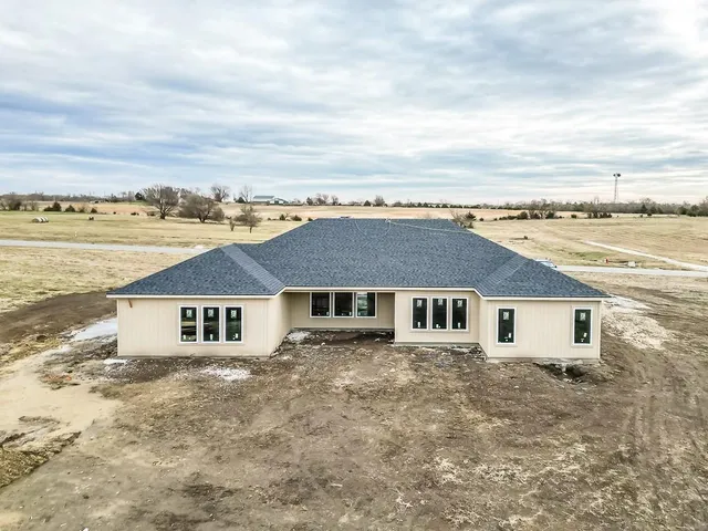 $899,950 | 17965 235th Street, Tonganoxie, KS 66086