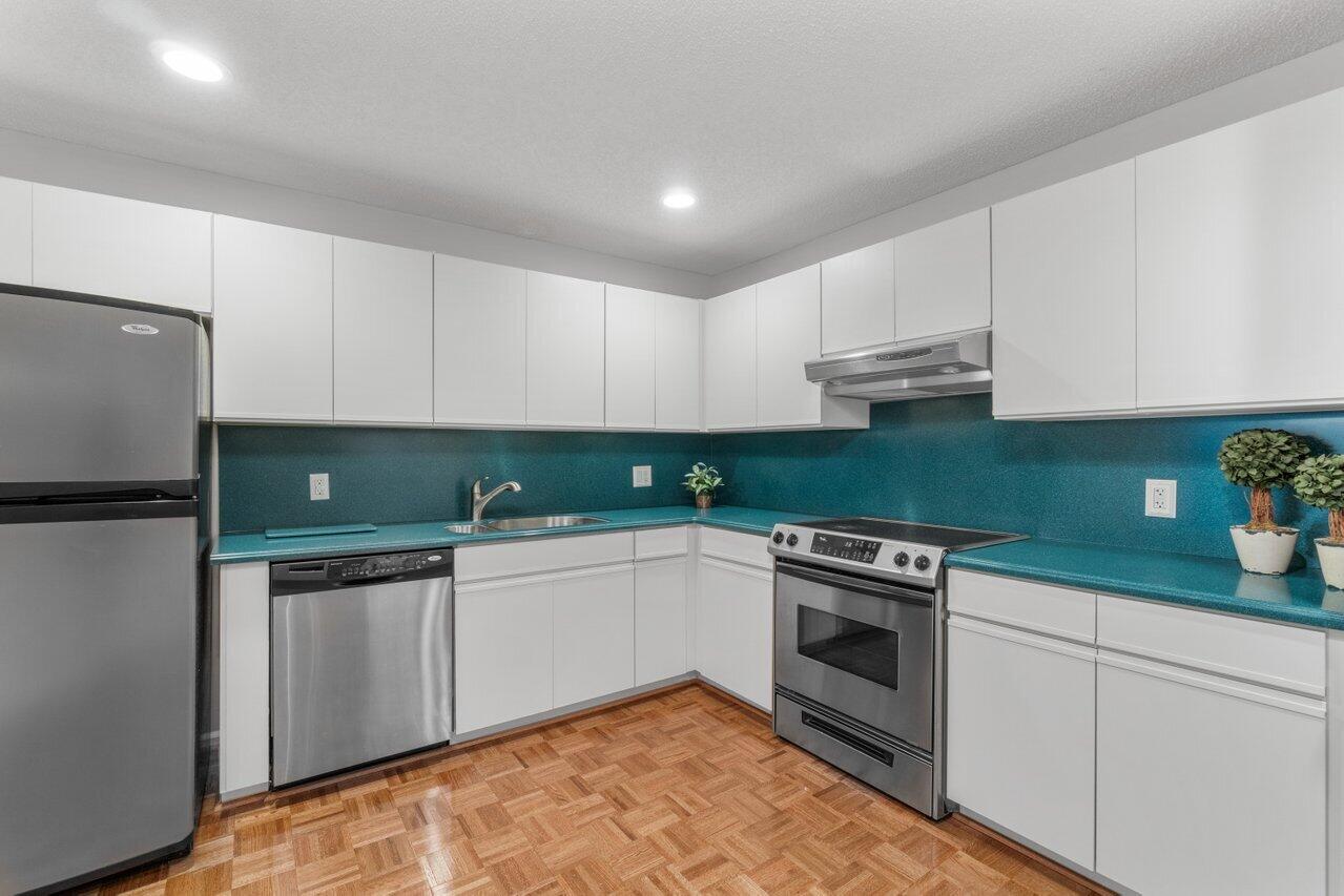 5630 Coach House Circle, Unit G Boca Raton, FL 33486 - Photo 13 of 31 UPDATED KITCHEN