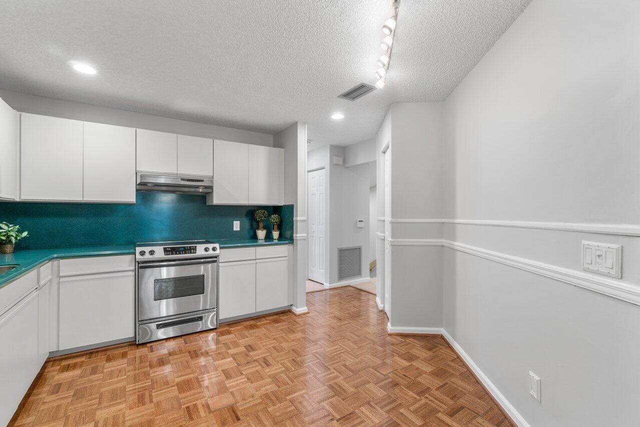 5630 Coach House Circle, Unit G Boca Raton, FL 33486 - Photo 15 of 31 SPACIOUS KITCHEN