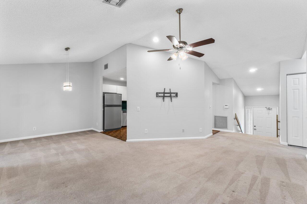 5630 Coach House Circle, Unit G Boca Raton, FL 33486 - Photo 9 of 31 VAULTED CEILINGS IN LOVING ROOM