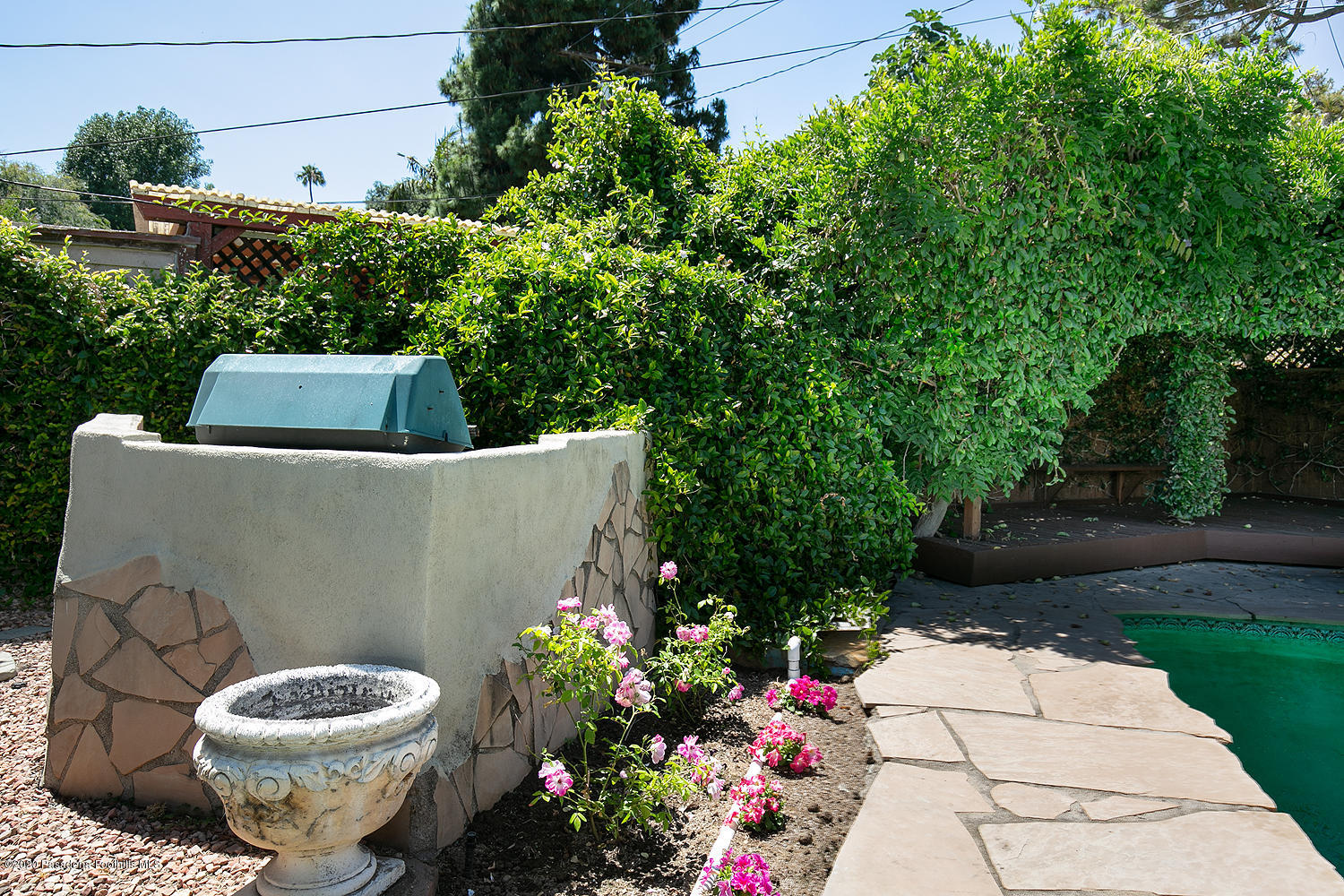 2855 Sheffield Road San Marino, CA 91108 - Photo 33 of 36 a view of a backyard with plants and a garden
